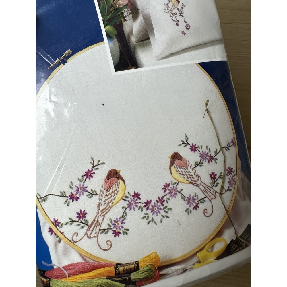 New Embroidery Kit Two Pillowcases Bird Pattern with Flowers Standard Vogart - Picture 9 of 9